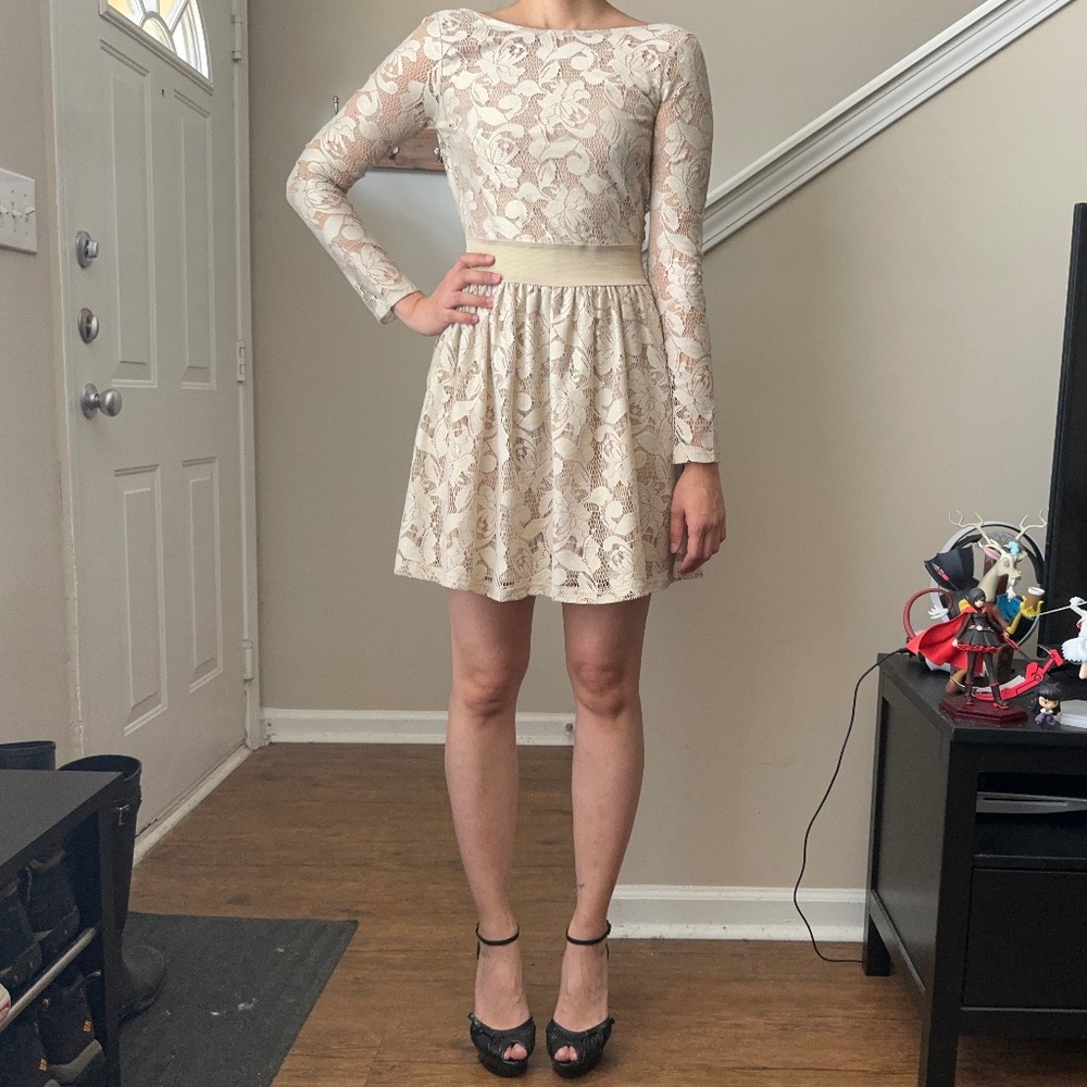 Zara Golden Floral Lace Banded Backless Longsleeves Dress - Picture 3 of 9